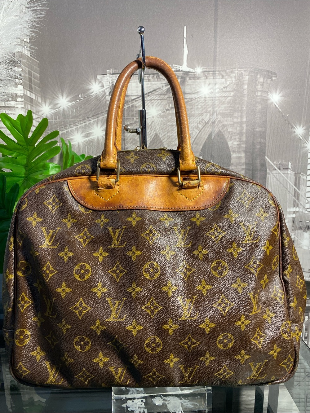 Authentic Louis Vuitton Deauville Monogram Boston Handbag - Picture 7 of 17